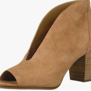 Lucky Brand Women’s Joao Pump 10M
Color: Macaroon
NWOT